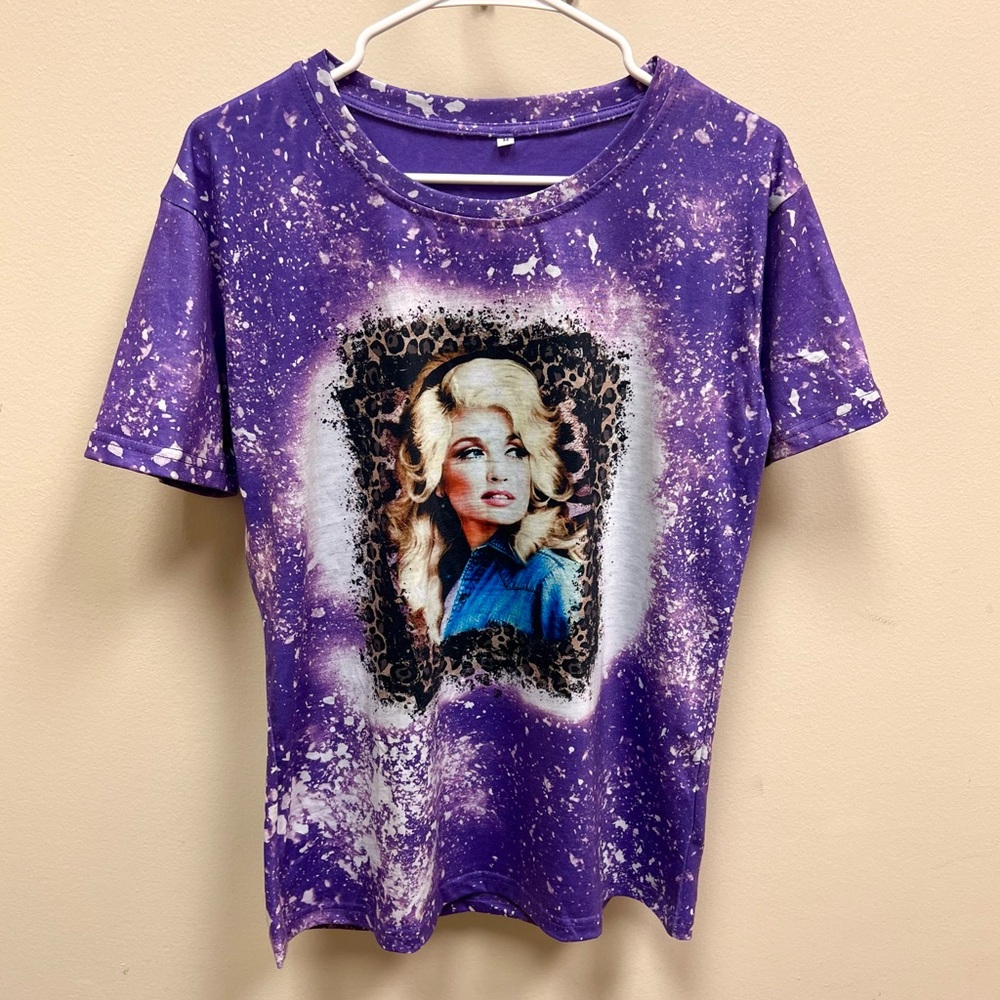 🌟HOST PICK!🌟 Bleach-Dyed Leopard Print Dolly Parton Tee 💜✨